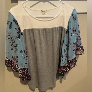 Women’s medium flutter sleeve top